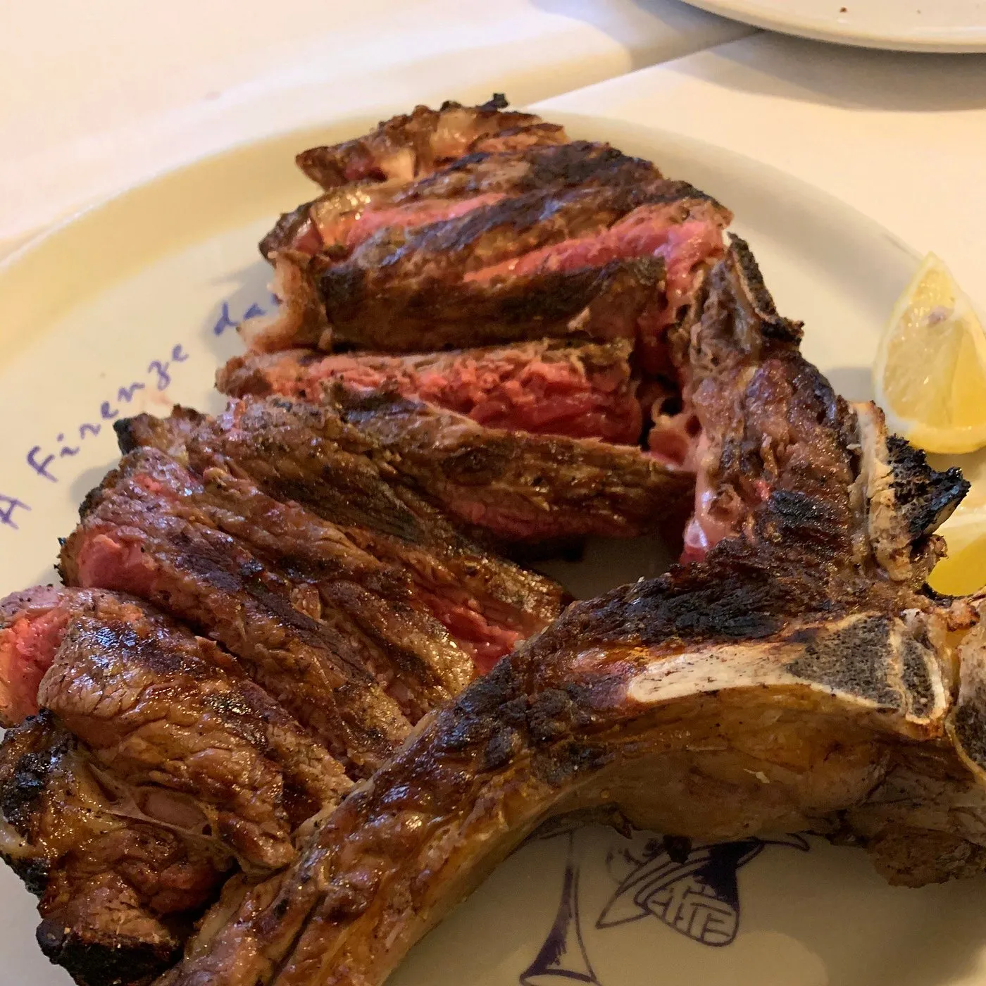 Bistecca alla fiorentina tagliata, servita nel piatto della casa