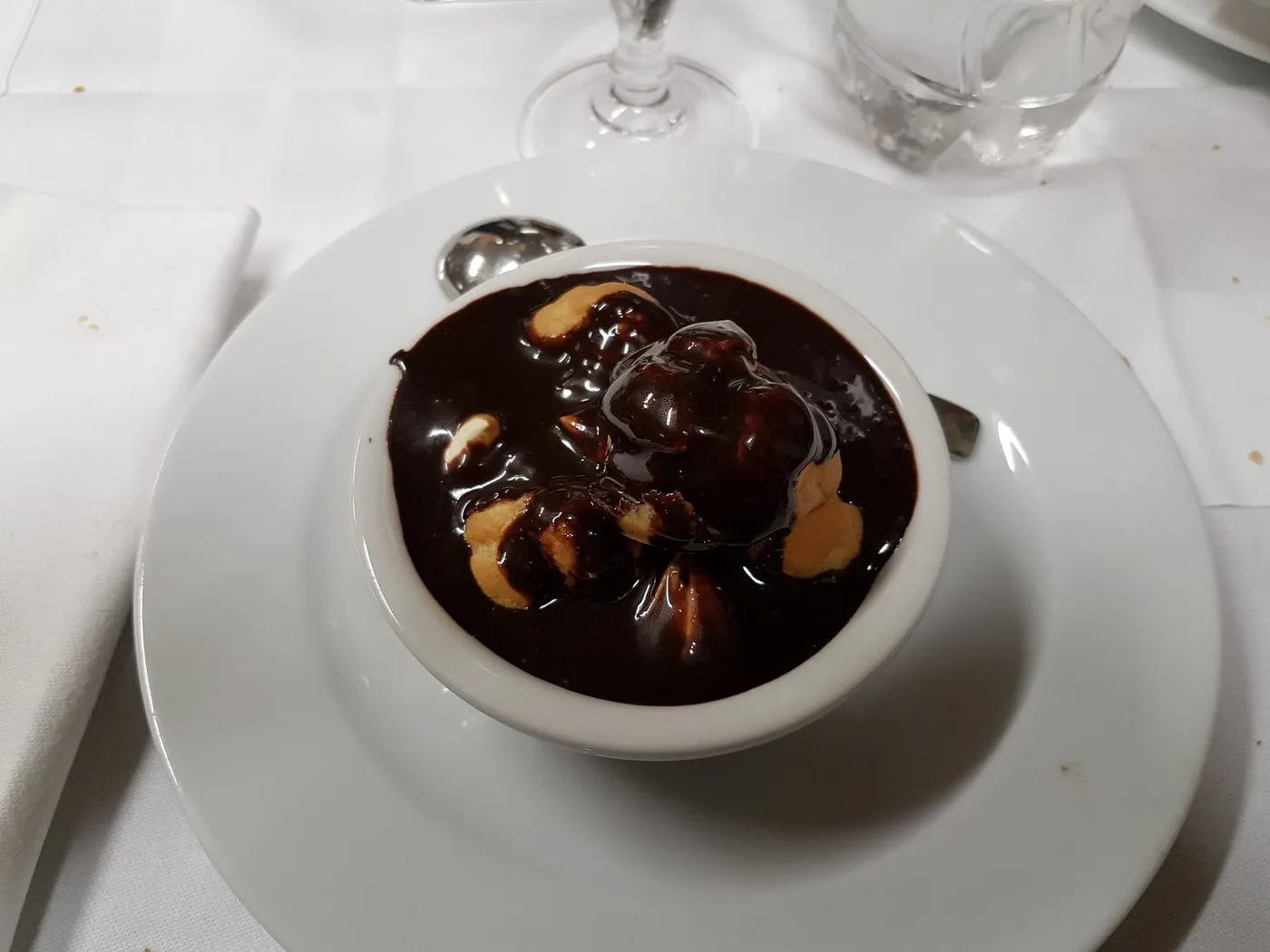 Profiteroles al cioccolato in coppa