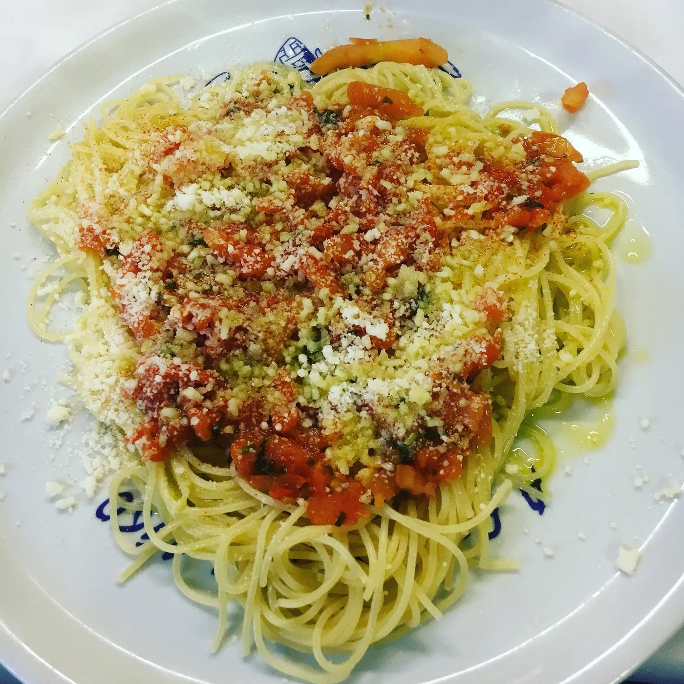Gli spaghettini dei Briganti al pomodoro fresco, visti dall'alto nel piatto della casa