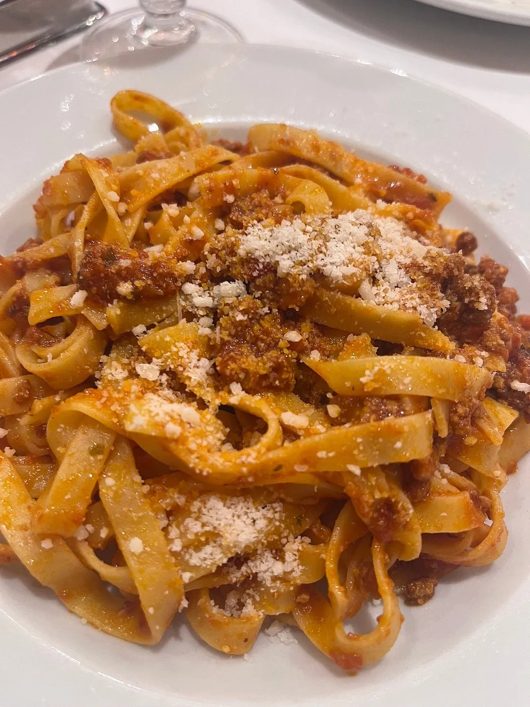 Tagliatelle al ragù con parmigiano