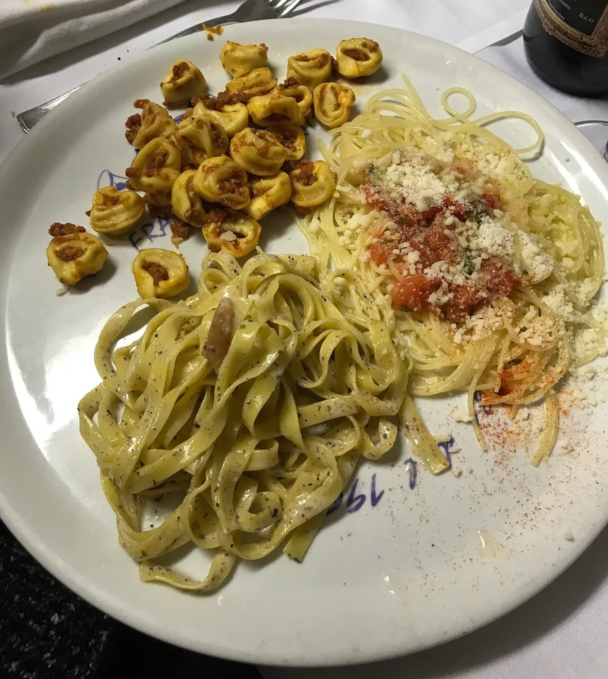 Un assaggio di tre primi nello stesso piatto: tortellini al ragù, tagliatelle e spaghettini al pomodoro